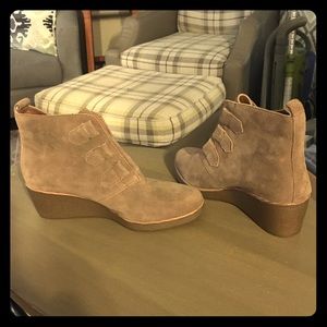 NWOT Lucky Brand Jaemma Booties 6.5M Taupe/Beigish